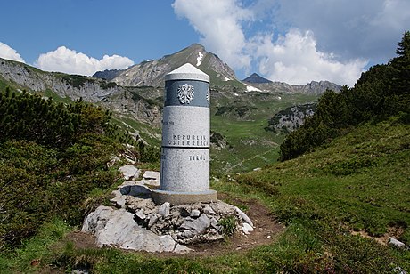 460px-grenzstein-haldenwanger-eck-blick-nach-deutschland-panoramio